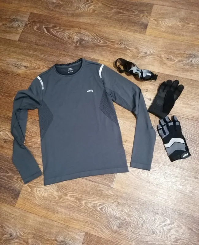 nové sportovní vybavení - tričko, brýle, rukavice